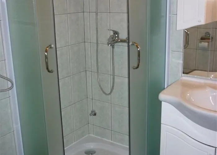 Alexandra Apartment *